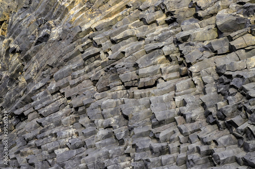 forme geologiche sulla spiaggia nera Reynisfjara beach - Islanda	 photo