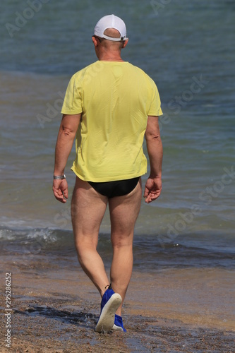 Mann mit Kappe am Meer/Strand photo