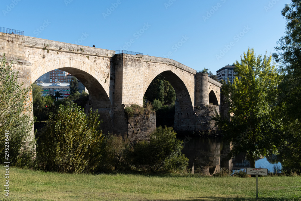 Puente romano de Ourense, sobre el rio Miño. Galicia, España.