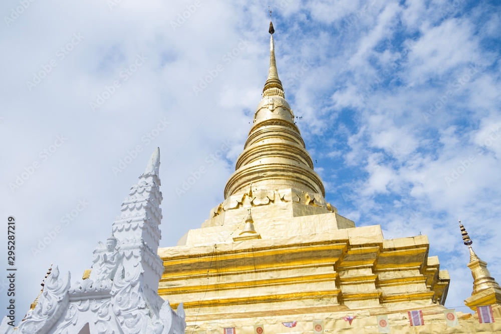 Fototapeta premium golden pagoda in thailand
