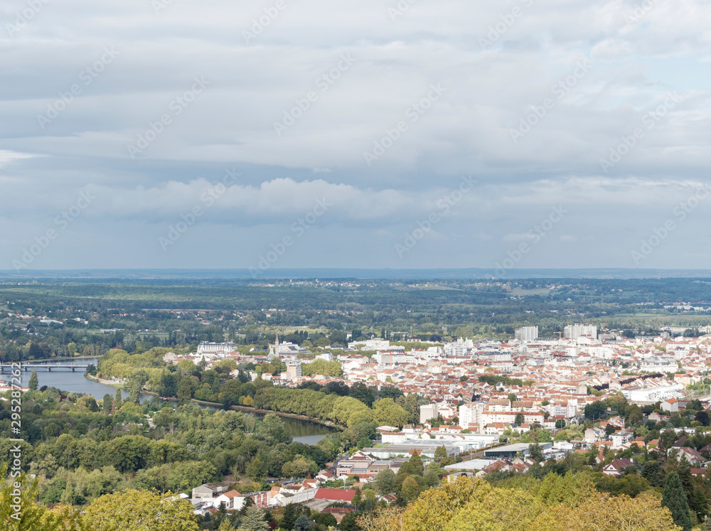 Vue panoramique du centre de Vichy, lac d'Allier, pont de Bellerive depuis les collines de Plaine le Vernet
