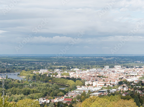Vue panoramique du centre de Vichy, lac d'Allier, pont de Bellerive depuis les collines de Plaine le Vernet