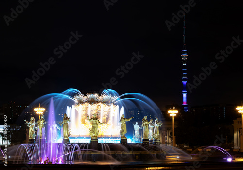 Stubarwna fontanna przyjaźń narody na VDNKH przy nocą, Moskwa, Rosja