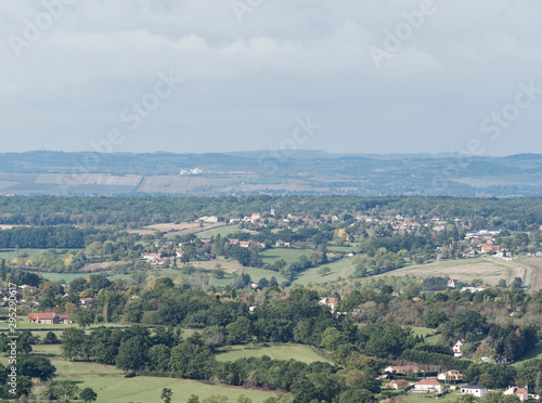 Wallpaper Mural Vue sur la ville de Vichy, la plaine de la limagne et au loin les sommets du Massif central Torontodigital.ca