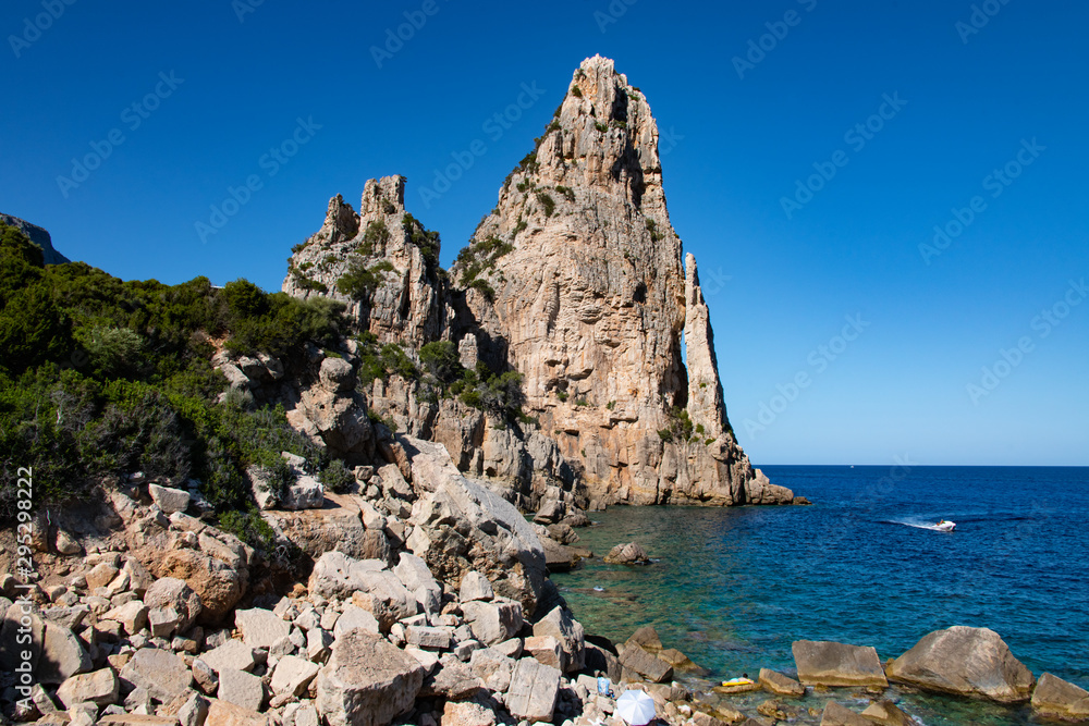 Fototapeta premium Pedra Longa Felsformation Sardininen Mittelmeer Nationalpark Gennargentu Parco del Golfo di Orosei e del Gennargentu Segeln Wassersport Arbatax Santa Maria Navarrese Nouro Ferien Paradis