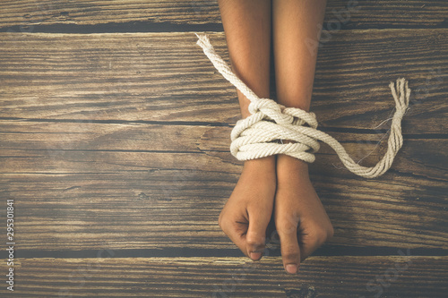 Foto Hands tied by strong rope