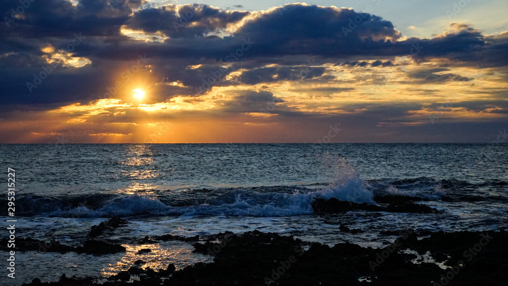 新潟佐渡の七浦海岸の夕陽と打ち寄せる波