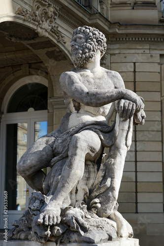Herkules Statue vpr dem Neuen Schloss in Stuttgart