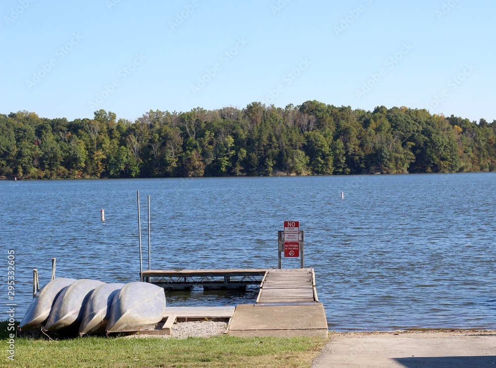 Obraz premium The dock at the peaceful lake on a sunny day.