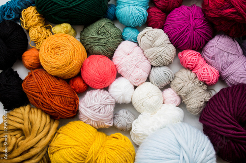 Ovillos de lana de colores