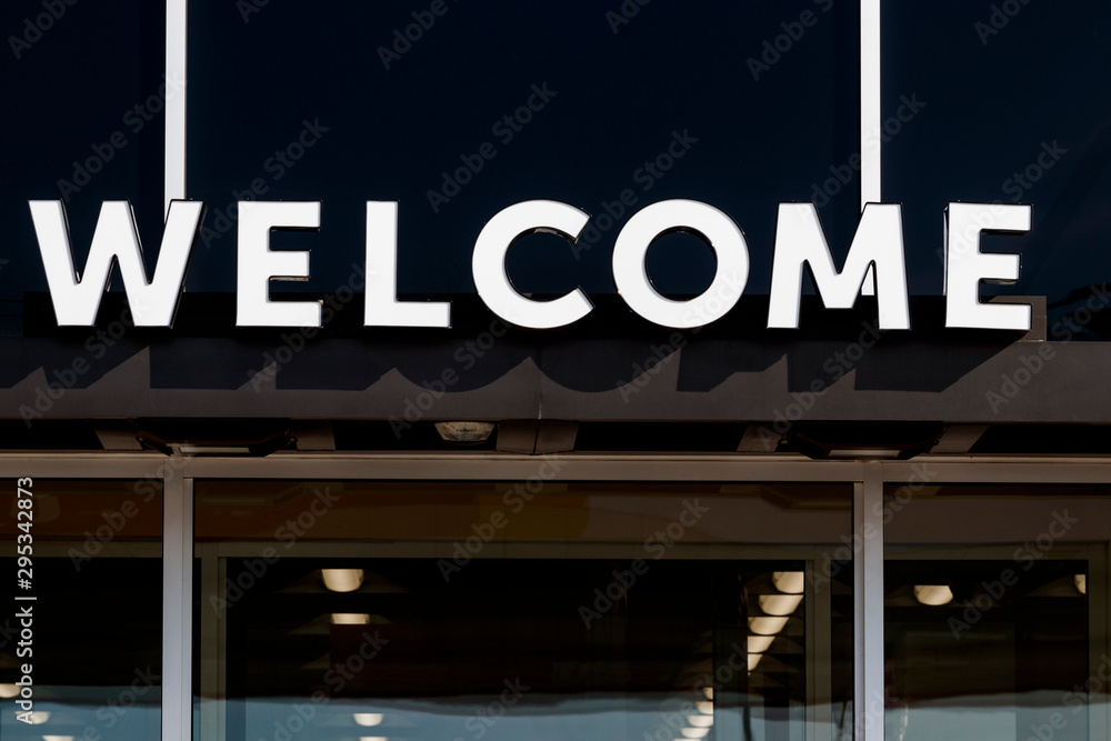 Obraz premium Welcome sign banner above business entrance