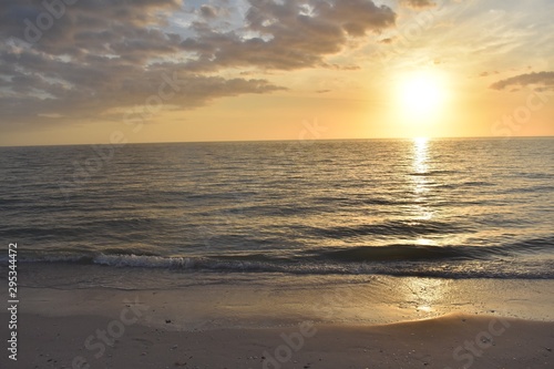 Fototapeta Naklejka Na Ścianę i Meble -  Colorful sunset on the beach