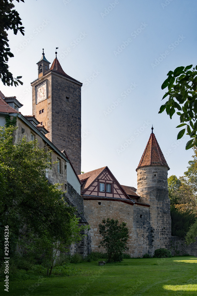 An der Stadtmauer der Altstadt von Rothenburg ob der Tauber in Mittelfranken, Bayern, Deutschland 