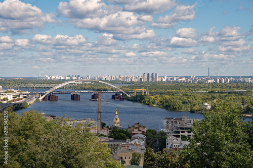 Blick über den Flyss Dnjepr auf die Hochhäuser von Kiew in der Ukraine 