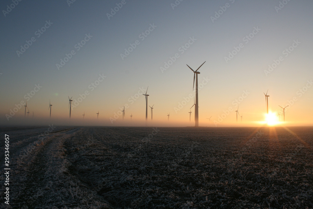 Obraz premium Windräder im Sonnenuntergang Sunset Sun down umgeben von Nebel schöner Anblick Stimmung weite