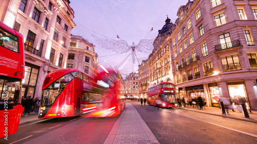 Canvastavla Shopping at Oxford street, London, Christmas day