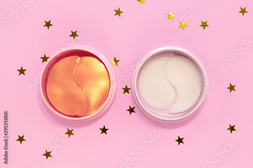 Tablou canvas Two cans hydrogel cosmetic eye patch for skin care on pink background with golden stars