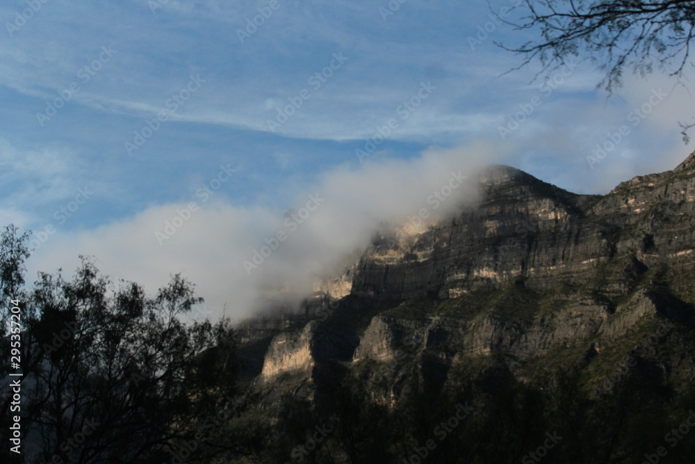 Medio dia en la montaña