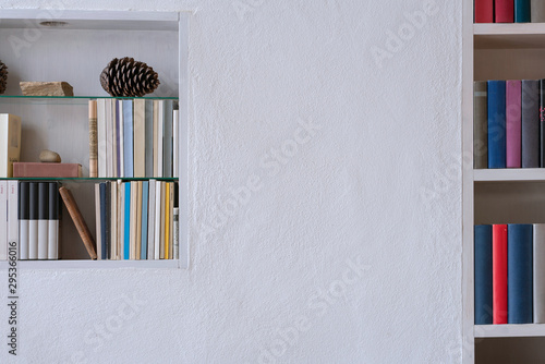 Fotografie Indoor white wall with bookshelf and copyspace