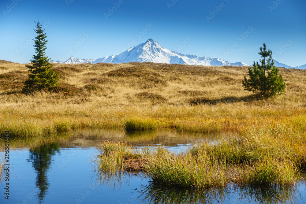 Bergsee mit schneebedecktem Berg im Hintergrund im Zillertal in Tirol Bergsee mit schneebedecktem Berg im Hintergrund im Zillertal in Tirol