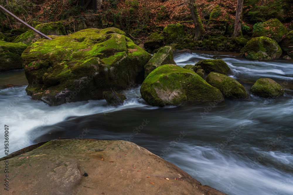 Obraz premium Wodospad w lesie jesienią, wodospady Irrel