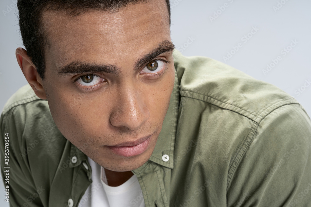 Obraz premium Man looking out of the corners of his eyes