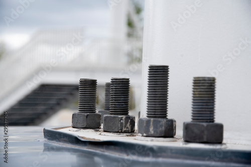Fotografi Nut and screw structures that give solidity and firmness to a powerful metal structure from the foundations