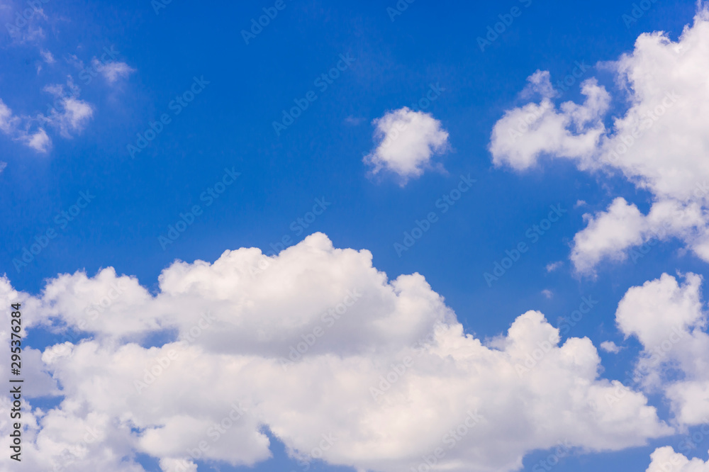Obraz premium Blue sky and cloud background