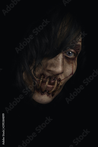 Bilde på lerret Scary woman with stitched mouth and injured face