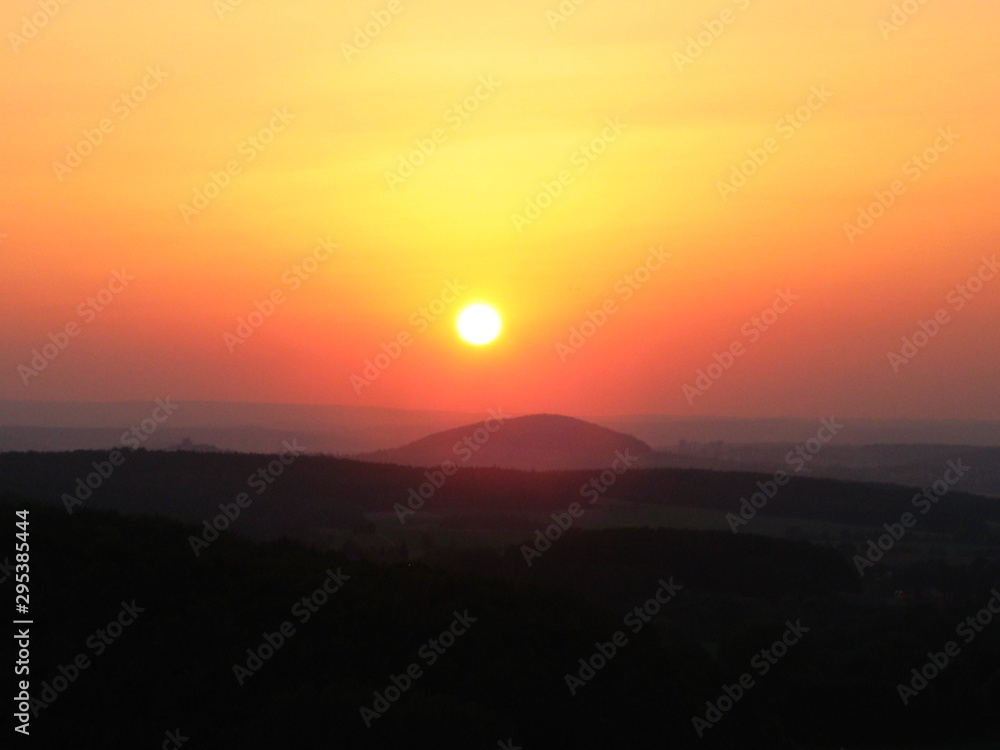 Sonnenuntergang in der Rhön mit Blickauf die Milseburg