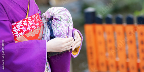 Tableau sur toile Maiko's hands holding the traditional bag