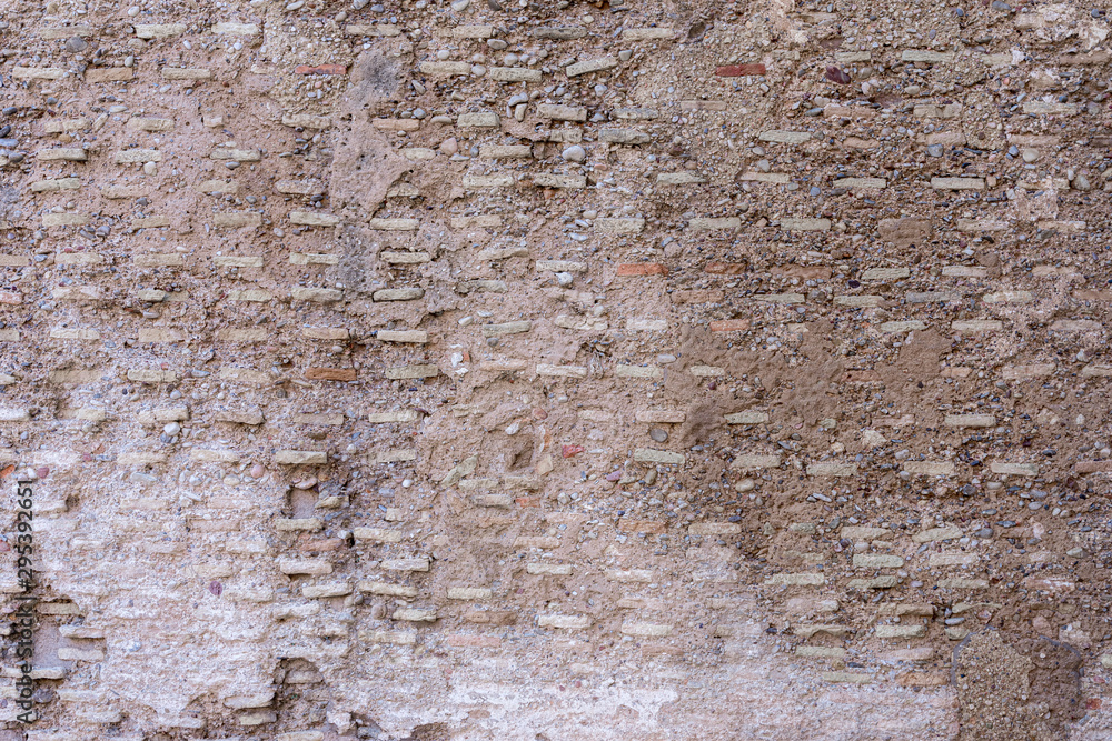 Fondo con textura de muro antiguo de tapial formado por tierra compactada y ladrillo Fondo con textura de muro antiguo de tapial formado por tierra compactada y ladrillo