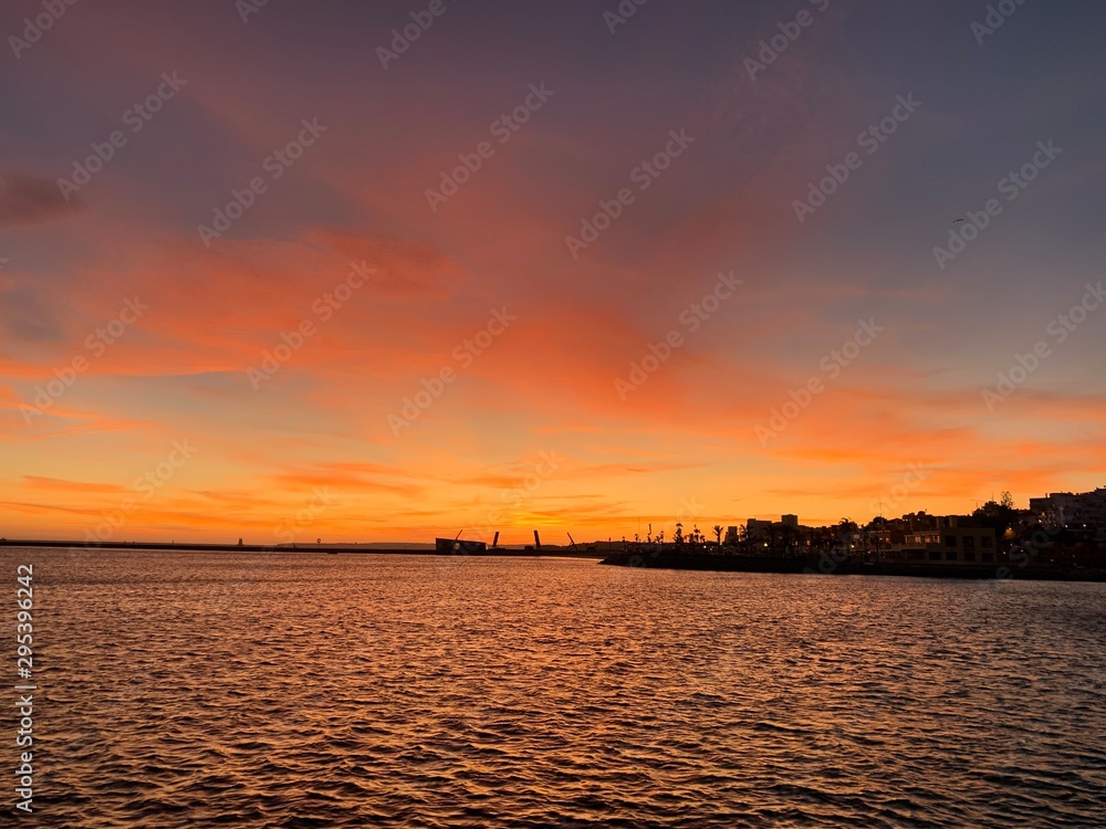 Naklejka premium Sunset ocean