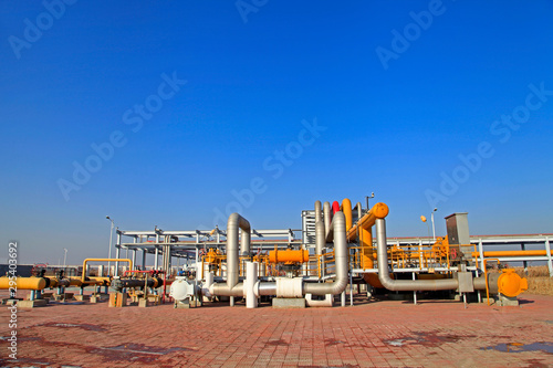 The pipe and valve oil fields © pdm