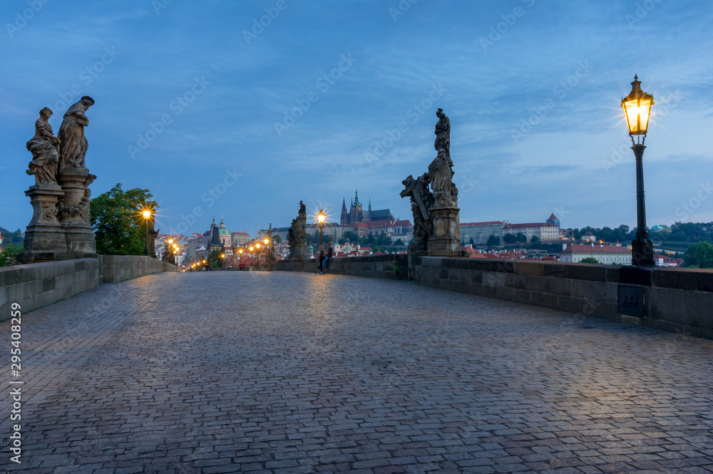 Obraz premium Empty Charles Bridge before sunrise. Karluv Most at Prague, Czech Republic