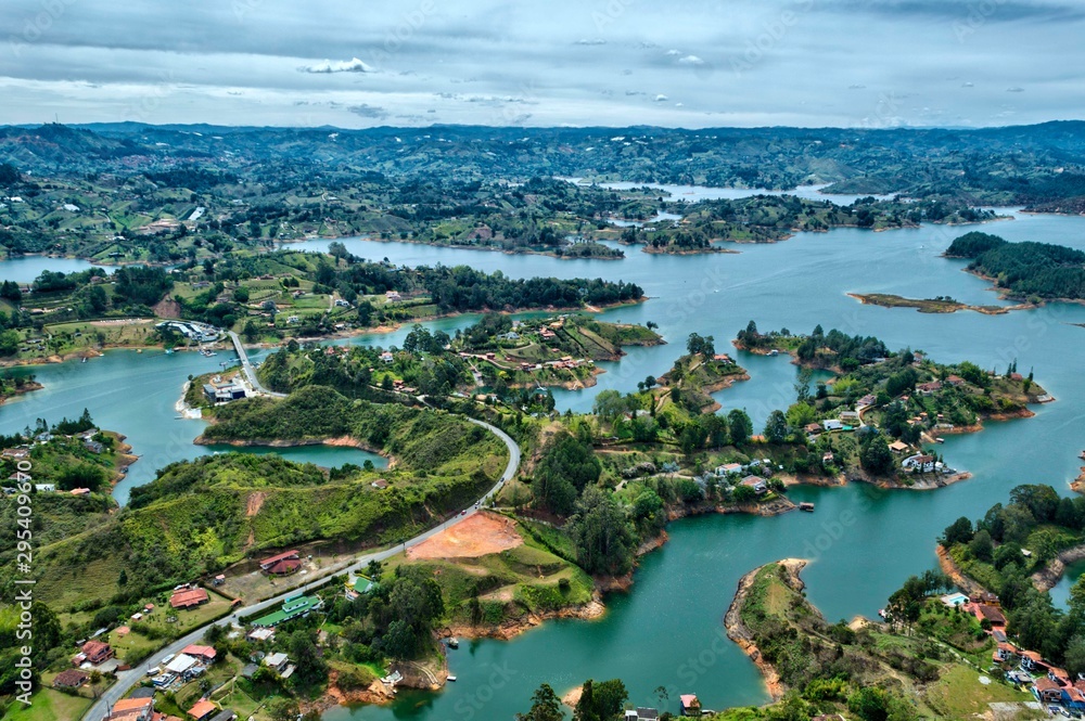 Fototapeta premium Vista panorámica desde la roca de Guatapé en Medellín, Colombia. Vista del estacionamiento en Guatape Piedra del Peñol, Antioquia. Sitio turístico de Colombia. Vista desde arriba
