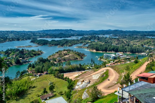 Vista panorámica desde la roca de Guatapé en Medellín, Colombia. Vista del estacionamiento en Guatape Piedra del Peñol, Antioquia. Sitio turístico de Colombia. Vista desde arriba © Josuhe