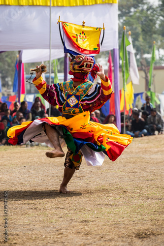 チベット仏教のマスクダンス。ブータンのお寺で