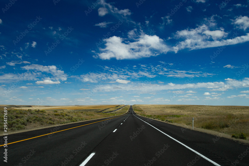 Fototapeta premium Road to horizon