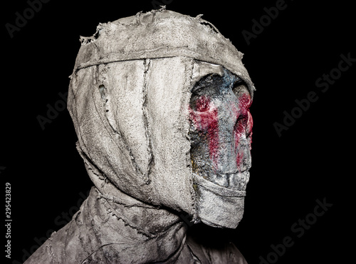 Fotografía mummy isolated on black background