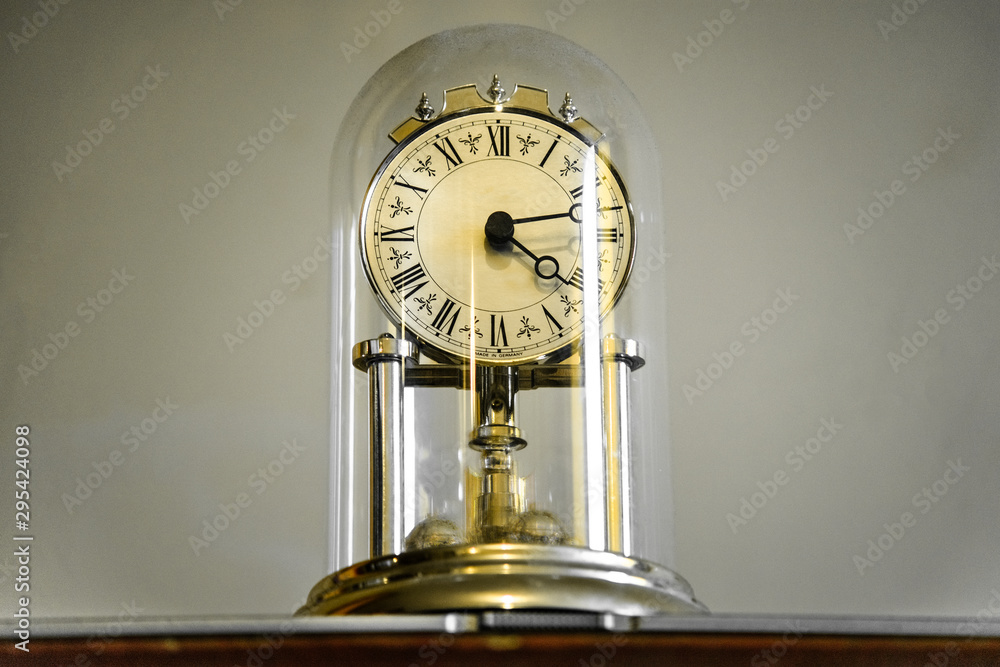 Stary zegar stojący na drewnianym stole - obrazy, fototapety, plakaty 