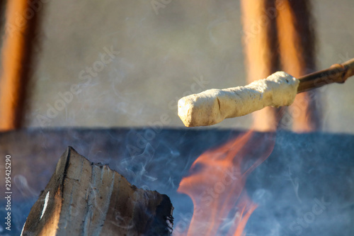 Stockbrot über Feuer