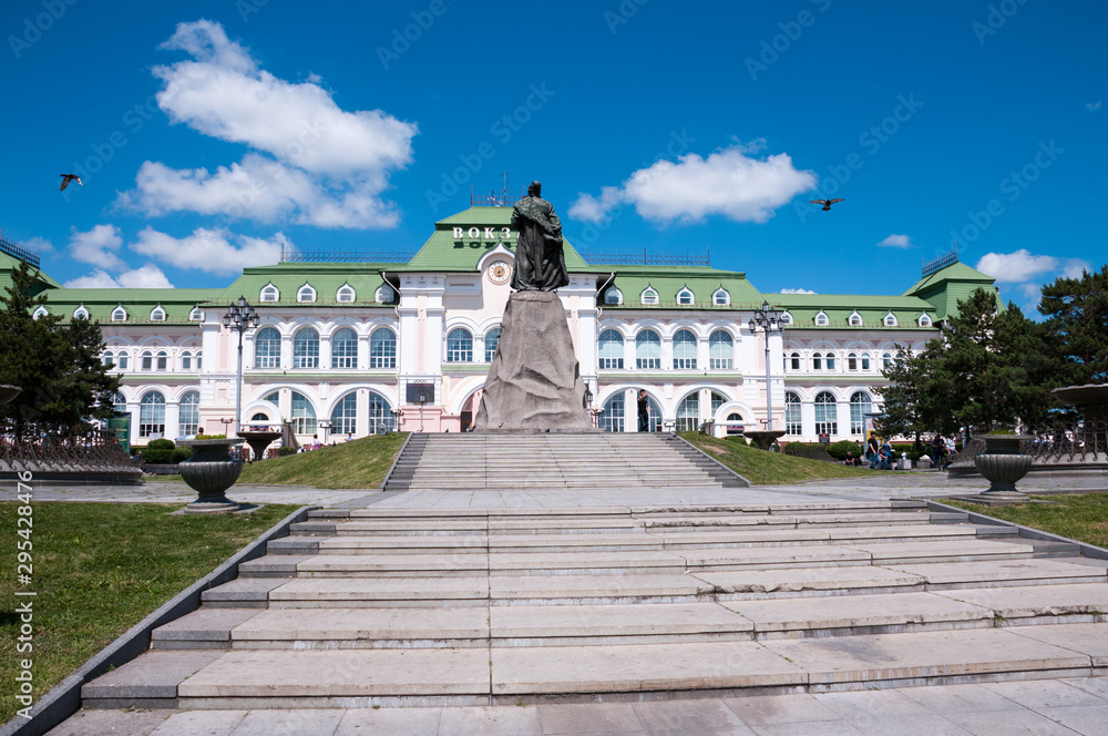 Fototapeta premium Russia, Khabarovsk, June 22, 2019: monument to Khabarovsk on the forecourt near the building of the railway station in the summer in Khabarovsk