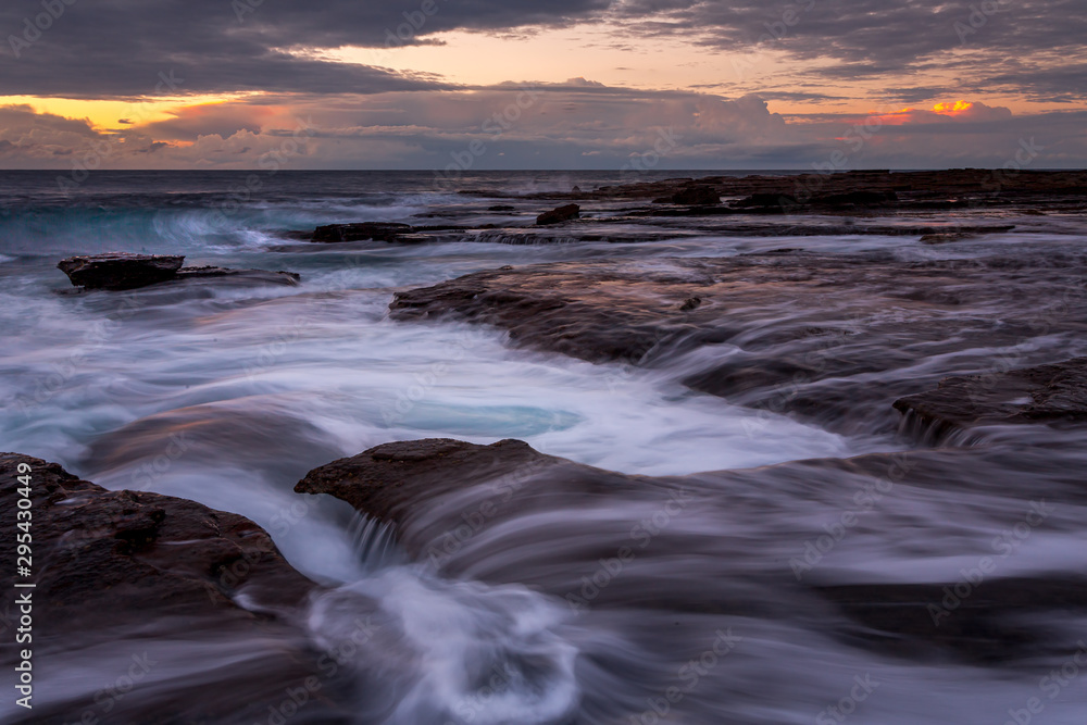 Obraz premium Early morning on the rocky coast of Coalcliff