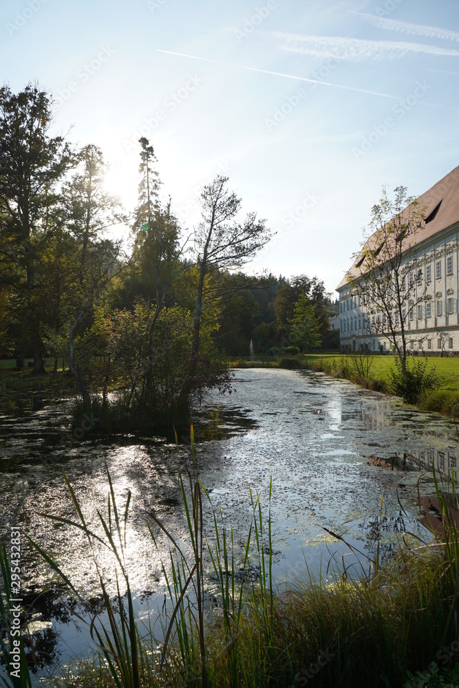 Fototapeta premium Parkanlage der Pfarre Viktring in Kärnten