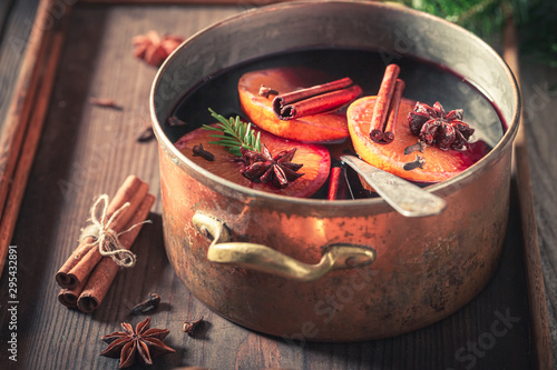 Fotografía Closeup of strong mulled red wine with cloves and anise