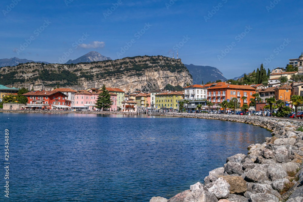 Fototapeta premium Uferpromenade in Torbole, Gardasee, Lago del Garda, Trentino, Italien, Europa
