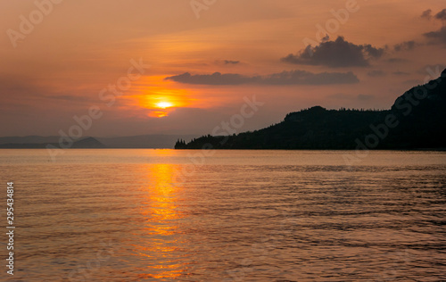 Sonnenuntergang am Gardasee bei Garda  Lago di Garda  Venetien  Italien  Europa