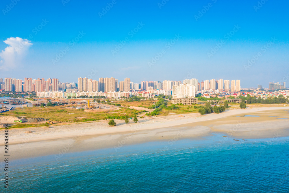 Naklejka premium City waterfront view of Silver Beach in The Northwest Sea