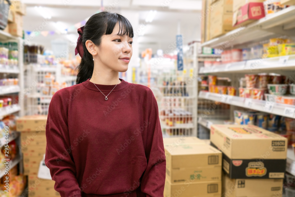 スーパーマーケットで買い物をする女性 スーパーマーケットで買い物をする女性